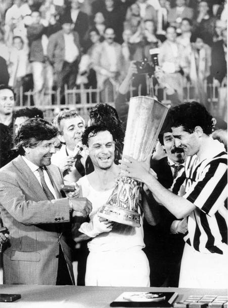 Il 16 maggio 1990 alza la Coppa Uefa (ora Europa League) conquistata nella finale di ritorno ad Avellino contro la Fiorentina dopo un pareggio a reti inviolate grazie alla vittoria per 3-1 nella gara d’andata disputata a Torino. (Dfp)
